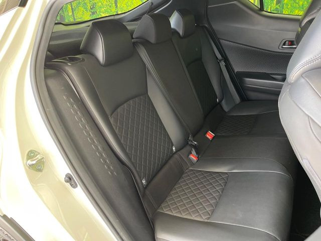 後部座席も気になるようなキズ・汚れやへたり等、大きなダメージはなく、良好な状態です。