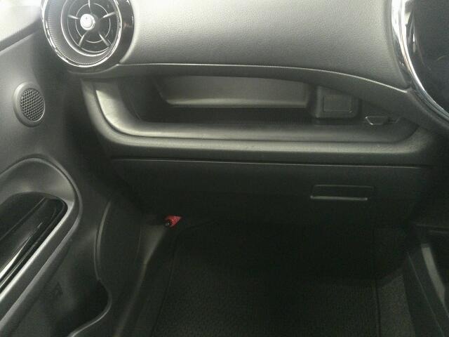 ����ȑ��O���[�u�{�b�N�X�㕔�ɂ����[�X�y�[�X������܂��B