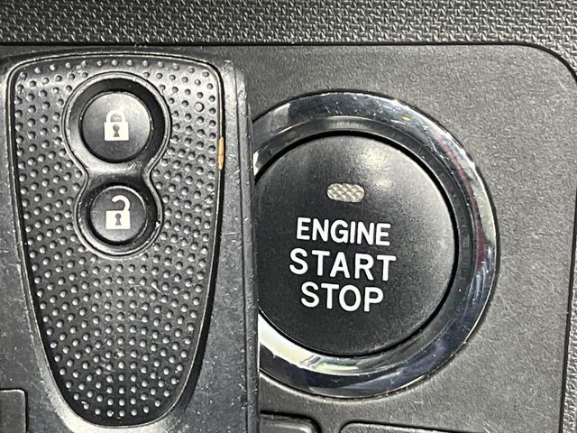 �y�L�[�t���[�V�X�e���z�J�o����|�P�b�g�ɓ��ꂽ�܂܂ł��h�A�̎{���E�������\�ȃX�}�[�g�L�[�𑕔��B�G���W���̃I���E�I�t�����J�M�����o���K�v����������Ƃ��Ă��֗��ł���