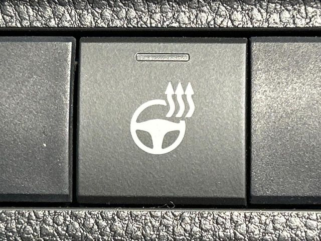 【ステアリングヒーター】冬場に冷たくなりやすい革巻きステアリングを、スイッチ一つで素早く適温に!エアコンよりも早く温まってくれるので、寒い日の運転も快適になりますね♪