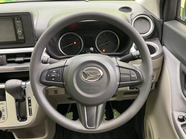 �C���e���A�ɍ��킹���f�U�C���̃X�e�A�����O�́A�^�]�������̂��Ƃ��l���A�^�]���₷���`��A�傫���ł��B�����x�A���ۂɐG���Ă��m���߂��������B