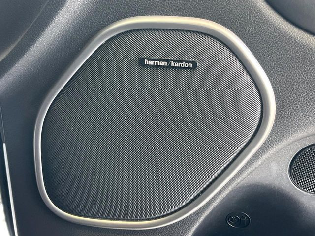 ��harman/kardon�T�E���h�V�X�e��:�I�[�f�B�I��僁�[�J�[����|����v���~�A���X�s�[�J�[�𑕔��B�����̃X�s�[�J�[����A���̗������܂ŕ����鍂�i���ȉ��y�����y���݂��������܂��B