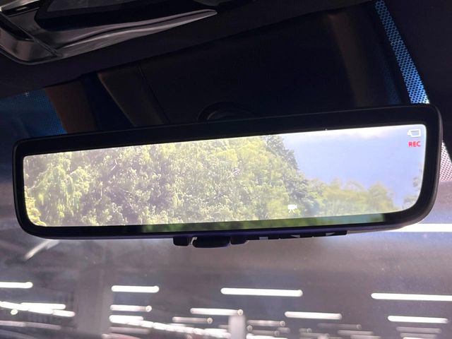 【デジタルインナーミラー】カメラが撮影した車両後方の映像をルームミラー内に表示。クリアな視界で状況の確認が可能です!※ドラレコ機能ご利用には別途SDカードをご用意いただく場合があります。