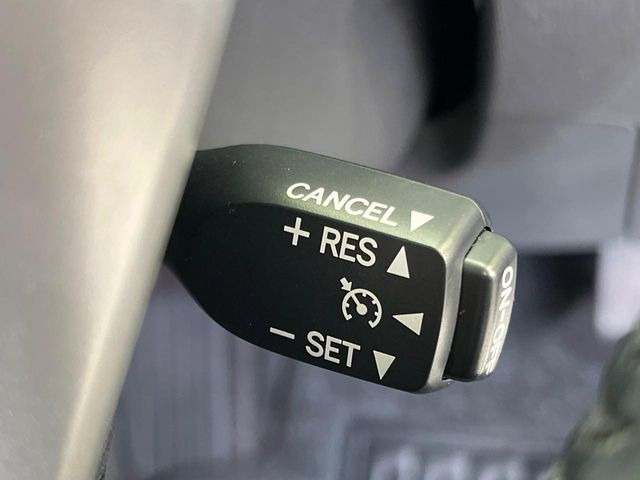 【クルーズコントロール】高速道路もラクラク走行。アクセルを離しても一定速度で走行ができ、長距離運転時の負担を軽減!加速・減速も簡単なスイッチ操作で調整できます。