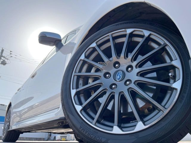 �y�O���[�h��p����18�C���`�A���~�z�C�[���z�f�U�C�����̍��������A���~�z�C�[���𑕒����Ă���܂��B�e��ЊO�A���~�z�C�[����A�X�^�b�h���X�^�C�����戵�����Ă���܂��B���񂲑��k����������