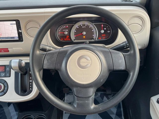 �C���e���A�ɍ��킹���f�U�C���̃X�e�A�����O�́A�^�]�������̂��Ƃ��l���A�^�]���₷���`��A�傫���ł��B�����x�A���ۂɐG���Ă��m���߂��������B