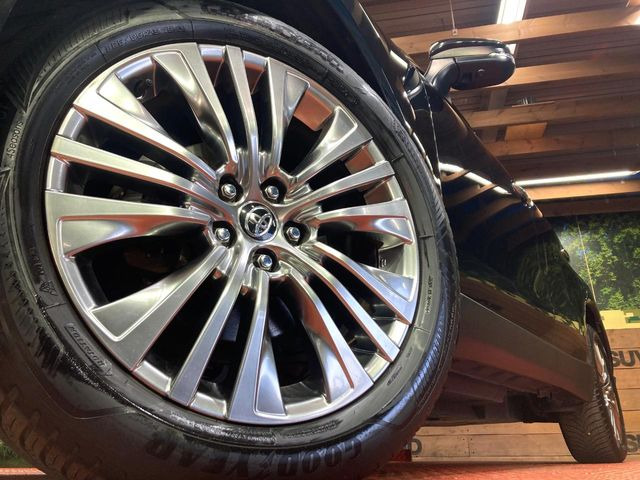 【純正19インチアルミホイール】外観にマッチした純正アルミホイールを装着しております。各種社外アルミホイールや、スタッドレスタイヤも取扱いしております。是非ご相談ください♪