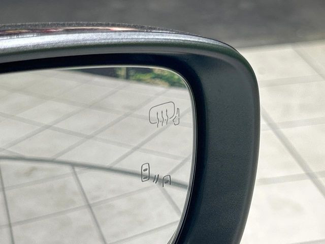 【ブラインドスポットモニター】走行中、ドアミラーの死角になりやすい箇所に後続車が接近するとサイドミラー付近に警告を表示、ドライバーに注意喚起をしてくれます。