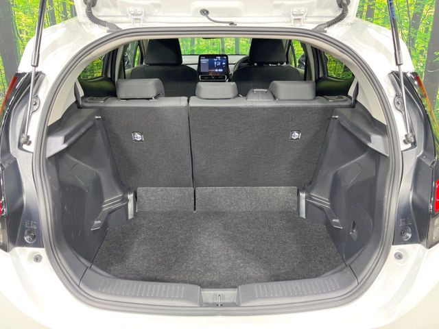 ���i�̂���������ʋ΁A���}���ɏ\���ȉ׎��X�y�[�X���m�ۂ��Ă���܂��B�Z�J���h�V�[�g��|���ƁA�傫�ȉו��̐ύڂ��\�ł���