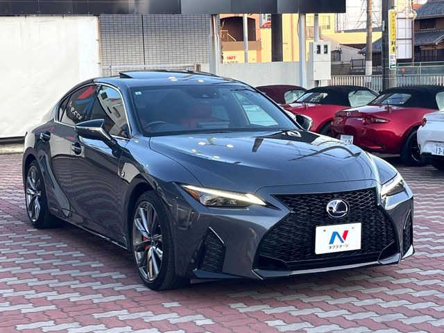 高透明度のガラス皮膜で撥水はもちろん、上質なツヤ・光沢を実現。紫外線や酸性雨から大切な愛車を保護し、色あせ・劣化を防止。「弾スプラッシュコート」、「弾プリミッサコート」からお選びいただけます。