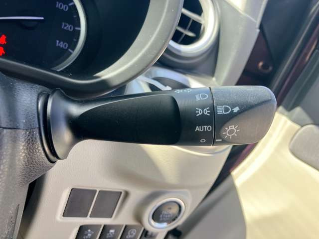 �y�I�[�g���C�g�z�ԊO�̖��邳�����m���āA�����I�Ƀw�b�h���C�g��_�����Ă���܂���g���l���𑖍s����ۂɂ��A�����I�ɓ_�����Ă���ĕ֗��ȑ�����1�ł���