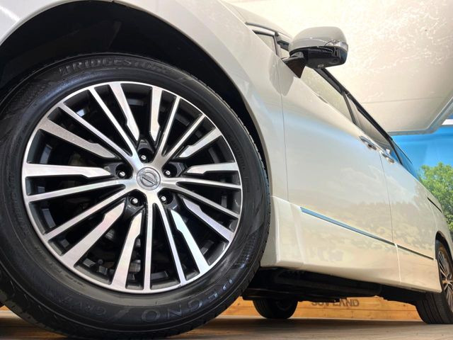 �y����18�C���`�A���~�z�C�[���z�O�ςɃ}�b�`���������A���~�z�C�[���𑕒����Ă���܂��B�e��ЊO�A���~�z�C�[����A�X�^�b�h���X�^�C�����戵�����Ă���܂��B���񂲑��k����������