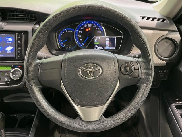 �C���e���A�ɍ��킹���f�U�C���̃X�e�A�����O�́A�^�]�������̂��Ƃ��l���A�^�]���₷���`��A�傫���ł��B�����x�A���ۂɐG���Ă��m���߂��������B