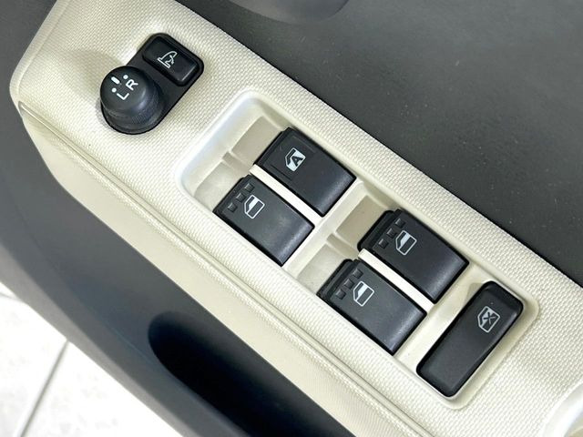 �y�d���i�[�~���[�z�T�C�h�~���[�͓d���i�[���ƂȂ��Ă���A�������ԏ�ł��L�Y�������X�N��}�����܂��B