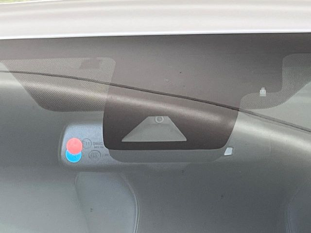 【トヨタセーフティセンス】走行中に前方の車両等を認識し、衝突しそうな時は警報とブレーキで衝突回避と被害軽減をアシスト。より安全にドライブをお楽しみいただけます。