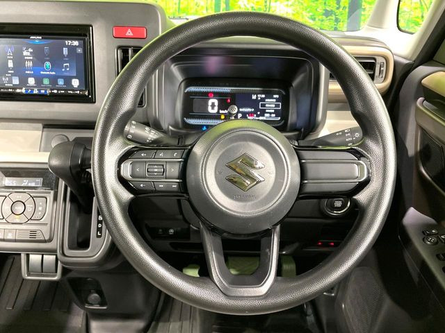 �C���e���A�ɍ��킹���f�U�C���̃X�e�A�����O�́A�^�]�������̂��Ƃ��l���A�^�]���₷���`��A�傫���ł��B�����x�A���ۂɐG���Ă��m���߂��������B