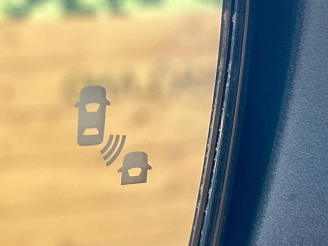 【後方車輛検知】走行中、ドアミラーの死角になりやすい箇所に後続車が接近するとサイドミラー付近に警告を表示、ドライバーに注意喚起をしてくれます。