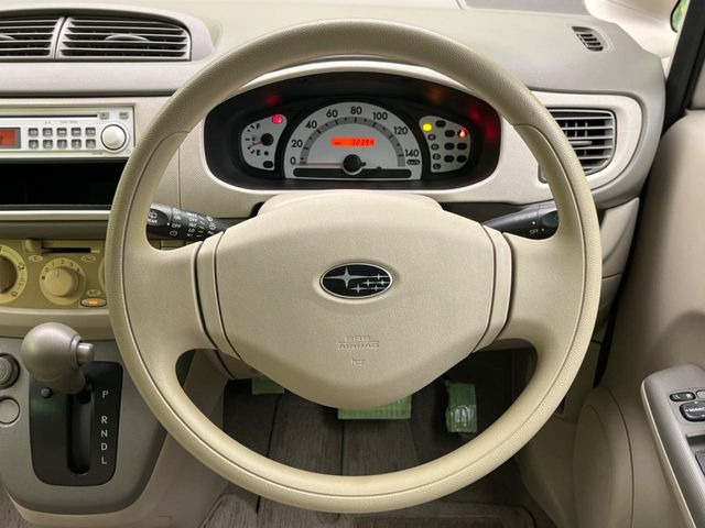 �C���e���A�ɍ��킹���f�U�C���̃X�e�A�����O�́A�^�]�������̂��Ƃ��l���A�^�]���₷���`��A�傫���ł��B�����x�A���ۂɐG���Ă��m���߂��������B