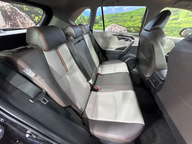 後部座席も気になるようなキズ・汚れやへたり等、大きなダメージはなく、良好な状態です。