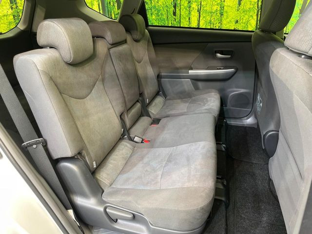 後部座席も気になるようなキズ・汚れやへたり等、大きなダメージはなく、良好な状態です。