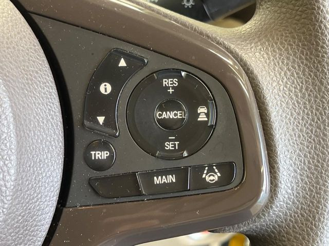 �y�z���_�Z���V���O�z���s���ɑO���̎ԗ�����F�����A�Փ˂������Ȏ��͌x��ƃu���[�L�ŏՓˉ���Ɣ�Q�y�����A�V�X�g�B�����S�Ƀh���C�u�����y���݂��������܂��B