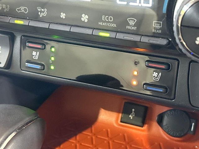 【シートベンチレーション】夏場は涼しい風でお尻や背中の熱やムレを防ぎ、冬はエアコンよりも早く温まってポカポカに!季節を問わず快適に過ごせます。