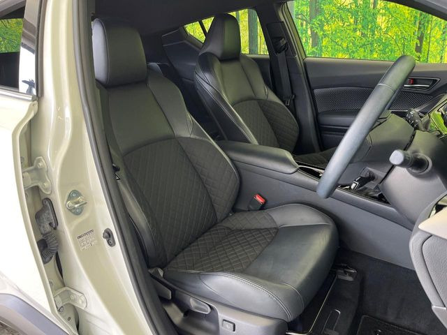 【ハーフレザーシート】高級感と座り心地を両立した人気のシート♪背面・座面のファブリック素材は、通気性の良さや滑りにくさに優れています。気温や服装に左右されず快適にお乗りいただけます。