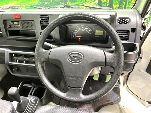 �C���e���A�ɍ��킹���f�U�C���̃X�e�A�����O�́A�^�]�������̂��Ƃ��l���A�^�]���₷���`��A�傫���ł��B�����x�A���ۂɐG���Ă��m���߂��������B