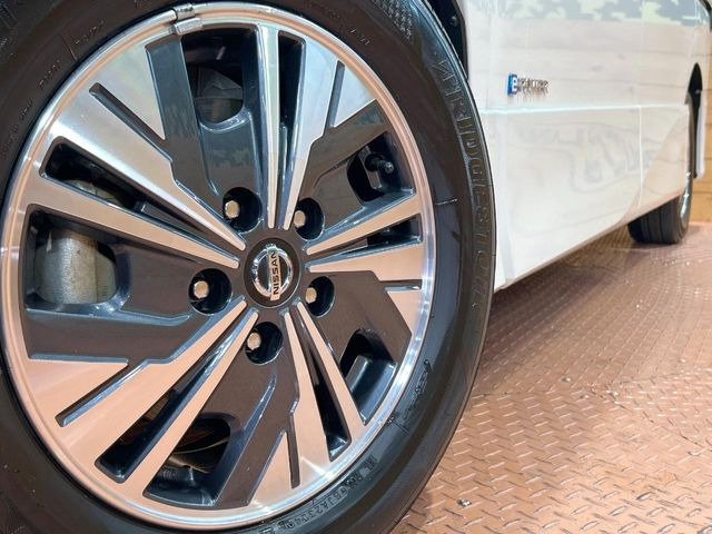 【純正15インチアルミホイール】外観にマッチした純正アルミホイールを装着しております。各種社外アルミホイールや、スタッドレスタイヤも取扱いしております。是非ご相談ください♪