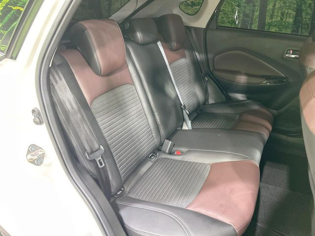 【ハーフレザーシート】高級感と座り心地を両立した人気のシート♪背面・座面のファブリック素材は、通気性の良さや滑りにくさに優れています。気温や服装に左右されず快適にお乗りいただけます。