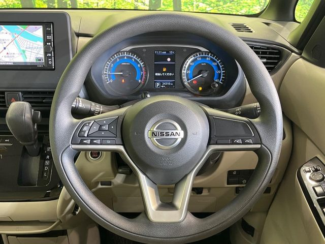 �C���e���A�ɍ��킹���f�U�C���̃X�e�A�����O�́A�^�]�������̂��Ƃ��l���A�^�]���₷���`��A�傫���ł��B�����x�A���ۂɐG���Ă��m���߂��������B