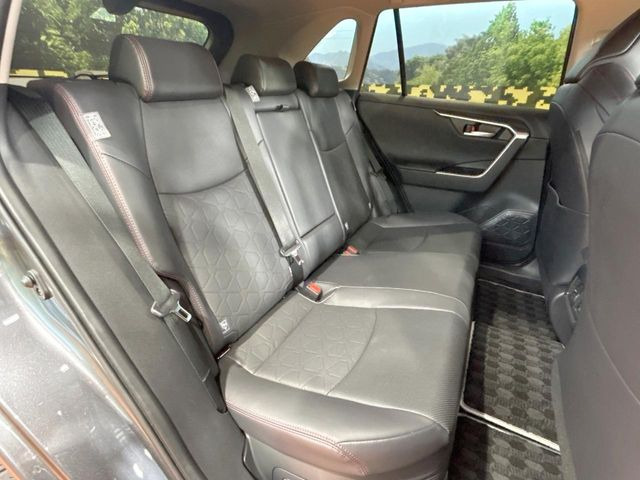 広々とした2列目シートは居住性が高く、居心地も快適!友達や家族とのお出かけにぴったりです。ベビーシートやチャイルドシート使用時も快適にお過ごしいただける十分な空間を確保しています。