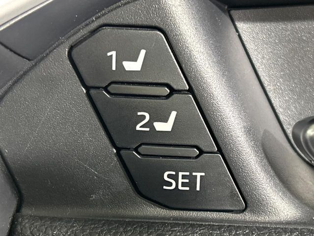 【メモリー機能付きパワーシート】ドライバーごとに設定したシート位置を記憶して、ボタン一つで切り替えできる便利な機能!運転する方が複数名いらっしゃるご家庭におすすめです♪