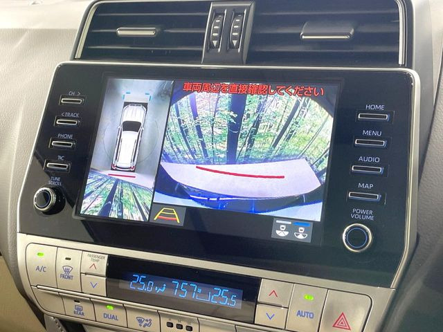 【パノラミックビューモニター】専用のカメラにより、上から見下ろしたような視点で360度クルマの周囲を確認することができます☆死角部分も確認しやすく、狭い場所での切り返しや駐車もスムーズに行えます。