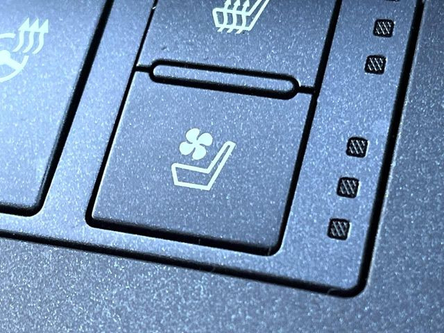 【シートベンチレーション】夏場は涼しい風でお尻や背中の熱やムレを防ぎ、冬はエアコンよりも早く温まってポカポカに!季節を問わず快適に過ごせます。