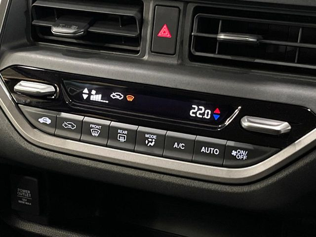 【オートエアコン】一度お好みの温度に設定すれば、車内の温度を検知し風量や温度を自動で調整。暑い&hellip;寒い&hellip;と何度もスイッチ操作をする必要はありません。快適な車内空間には必須の機能ですね♪