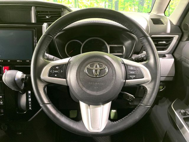 �C���e���A�ɍ��킹���f�U�C���̃X�e�A�����O�́A�^�]�������̂��Ƃ��l���A�^�]���₷���`��A�傫���ł��B�����x�A���ۂɐG���Ă��m���߂��������B