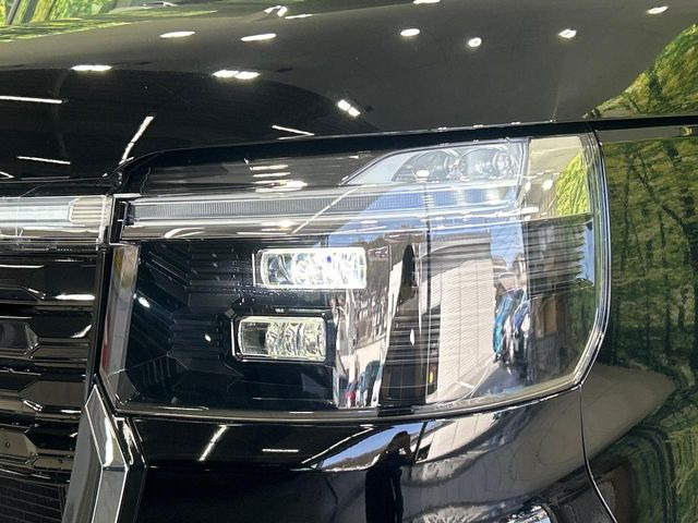 �C���e���A�ɍ��킹���f�U�C���̃X�e�A�����O�́A�^�]�������̂��Ƃ��l���A�^�]���₷���`��A�傫���ł��B�����x�A���ۂɐG���Ă��m���߂��������B