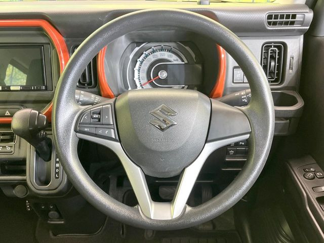 �C���e���A�ɍ��킹���f�U�C���̃X�e�A�����O�́A�^�]�������̂��Ƃ��l���A�^�]���₷���`��A�傫���ł��B�����x�A���ۂɐG���Ă��m���߂��������B