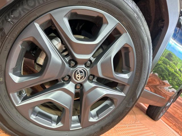 【純正19インチアルミホイール】外観にマッチした純正アルミホイールを装着しております。各種社外アルミホイールや、スタッドレスタイヤも取扱いしております。是非ご相談ください♪