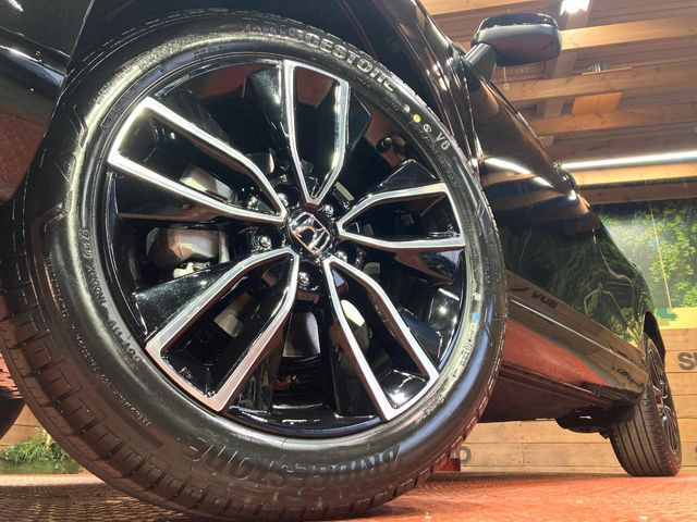 �y����18�C���`�A���~�z�C�[���z�O�ςɃ}�b�`���������A���~�z�C�[���𑕒����Ă���܂��B�e��ЊO�A���~�z�C�[����A�X�^�b�h���X�^�C�����戵�����Ă���܂��B���񂲑��k����������