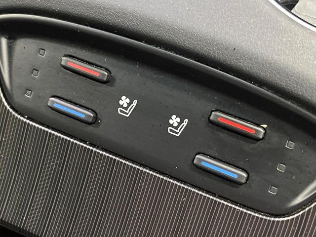 【シートベンチレーション】夏場は涼しい風でお尻や背中の熱やムレを防ぎ、冬はエアコンよりも早く温まってポカポカに!季節を問わず快適に過ごせます。