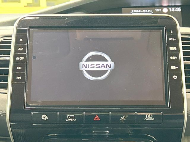 【純正ナビ】人気の純正ナビを装備しております。ナビの使いやすさはもちろん、オーディオ機能も充実!キャンプや旅行はもちろん、通勤や買い物など普段のドライブも楽しくなるはず♪