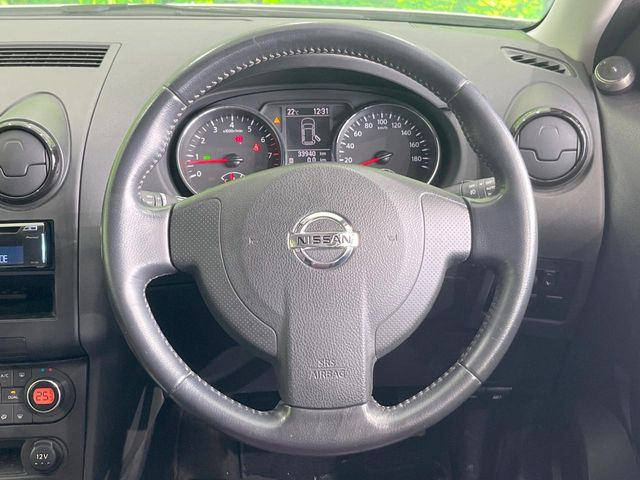 �C���e���A�ɍ��킹���f�U�C���̃X�e�A�����O�́A�^�]�������̂��Ƃ��l���A�^�]���₷���`��A�傫���ł��B�����x�A���ۂɐG���Ă��m���߂��������B