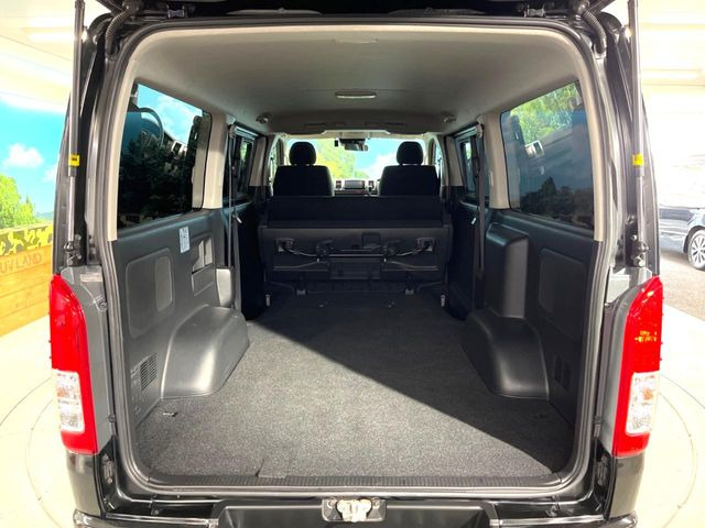 ラゲッジルームは、大容量のスペースを確保。普段のお買い物からレジャーまで、幅広く活躍してくれます!また、リアシートを倒すことでバリエーション豊かにお使いいただけます。