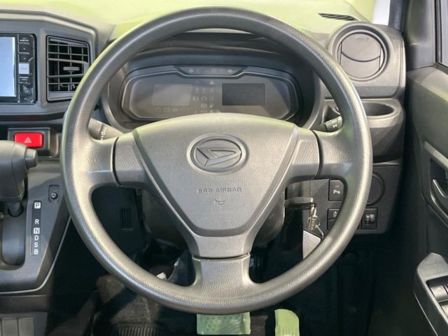 �C���e���A�ɍ��킹���f�U�C���̃X�e�A�����O�́A�^�]�������̂��Ƃ��l���A�^�]���₷���`��A�傫���ł��B�����x�A���ۂɐG���Ă��m���߂��������B