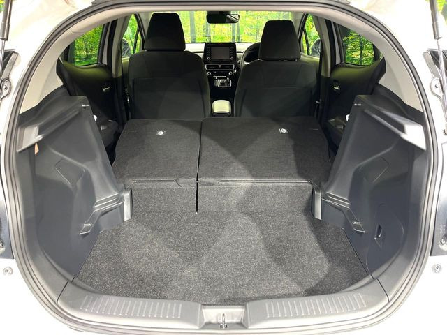 ���i�̂���������ʋ΁A���}���ɏ\���ȉ׎��X�y�[�X���m�ۂ��Ă���܂��B�Z�J���h�V�[�g��|���ƁA�傫�ȉו��̐ύڂ��\�ł���