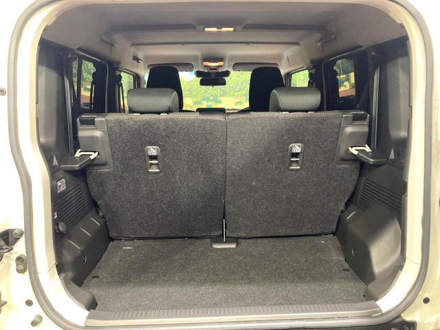 普段のお買い物や通勤、送迎等に十分な荷室スペースを確保しております。セカンドシートを倒すと、大きな荷物の積載も可能です♪