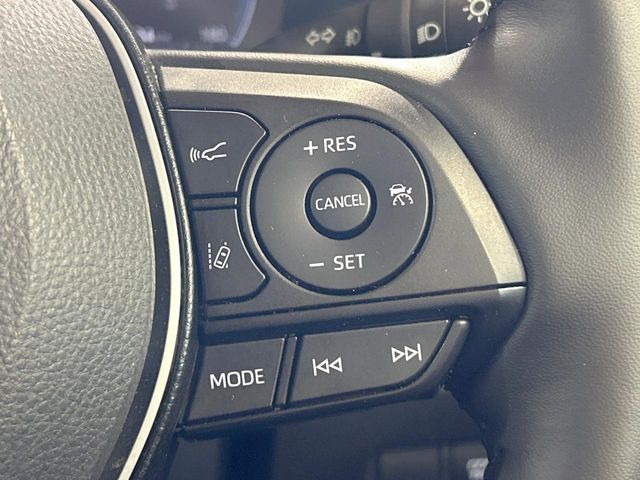 【トヨタセーフティセンス】走行中に前方の車両等を認識し、衝突しそうな時は警報とブレーキで衝突回避と被害軽減をアシスト。より安全にドライブをお楽しみいただけます。