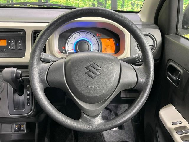 �C���e���A�ɍ��킹���f�U�C���̃X�e�A�����O�́A�^�]�������̂��Ƃ��l���A�^�]���₷���`��A�傫���ł��B�����x�A���ۂɐG���Ă��m���߂��������B